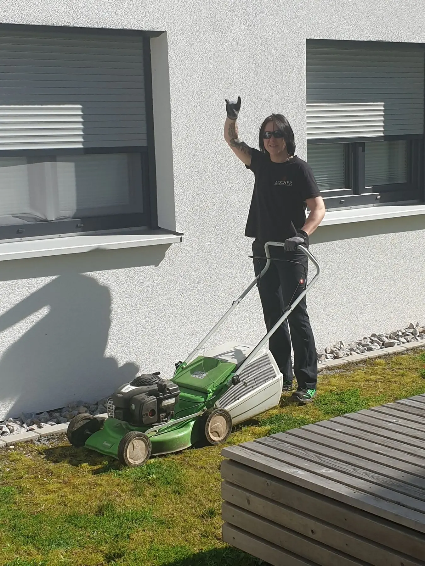Ein Mann erledigt Gartenreinigungsarbeiten von Locher - Hausmeisterservice