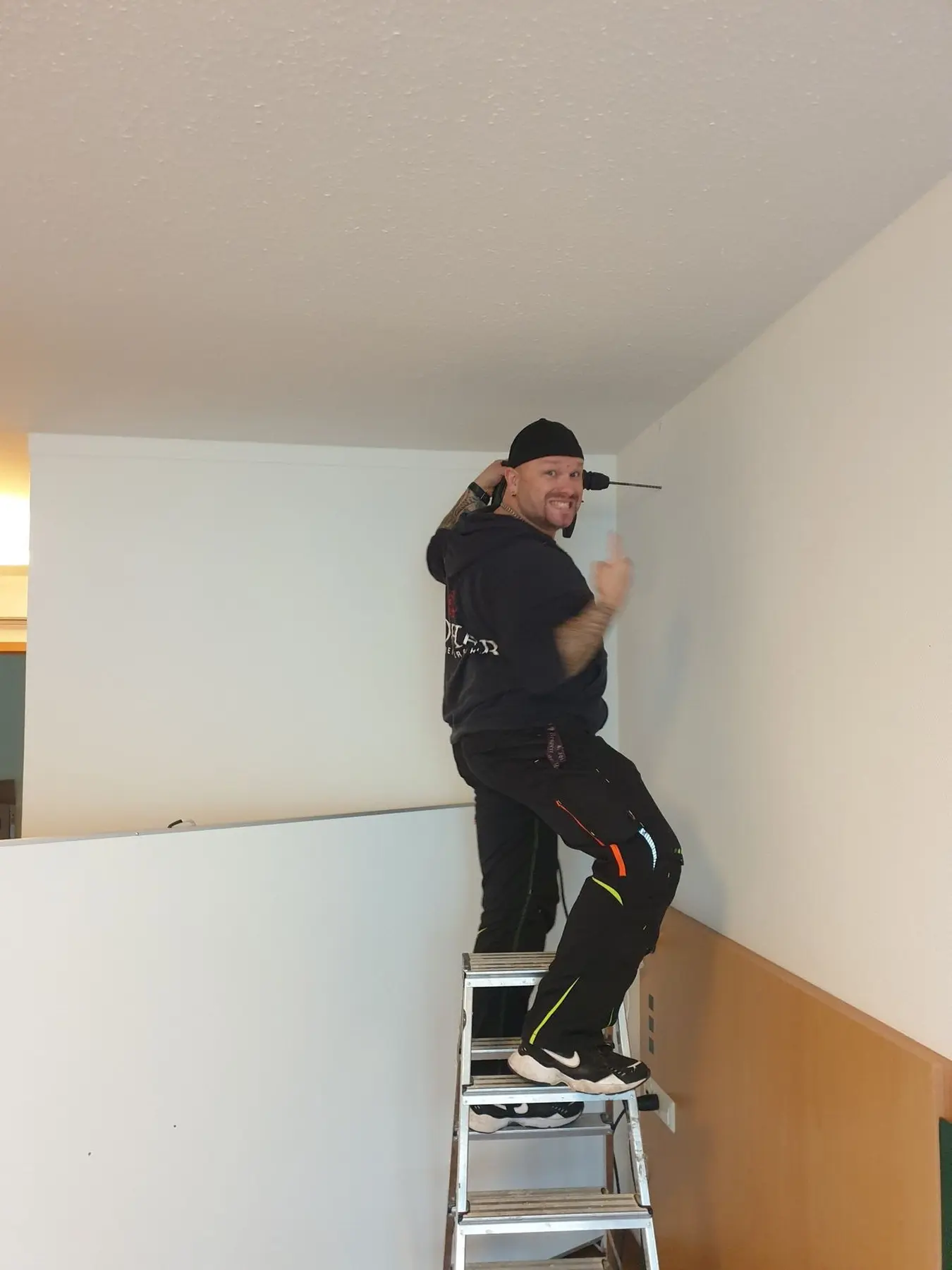 Bernhard Locher bei Bohrarbeiten